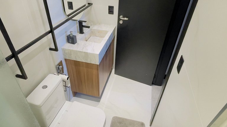 Appartamento con una suite, terrazzo e piscina nel centro di