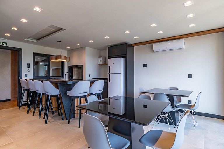 Apartamento de 1 suite, piscina y cochera, en el centro de C